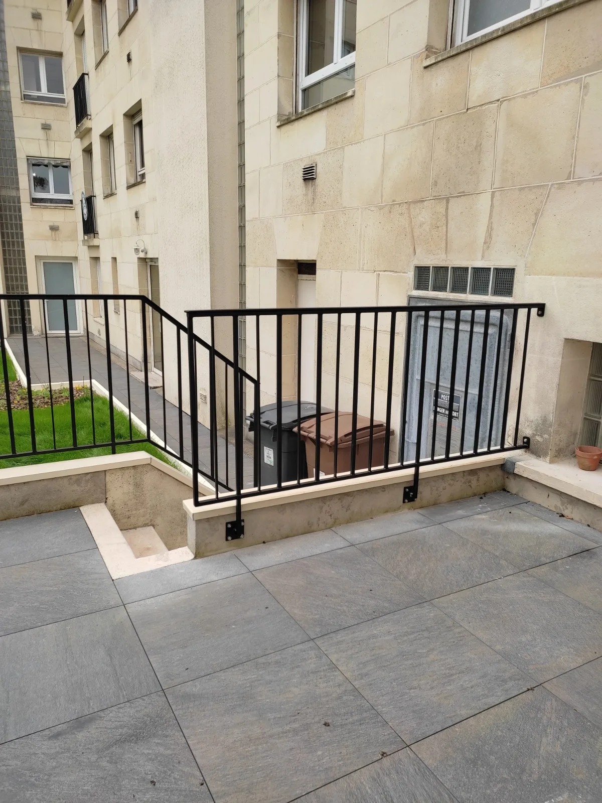 Garde-corps et main courante en fer forgé installés sur un escalier