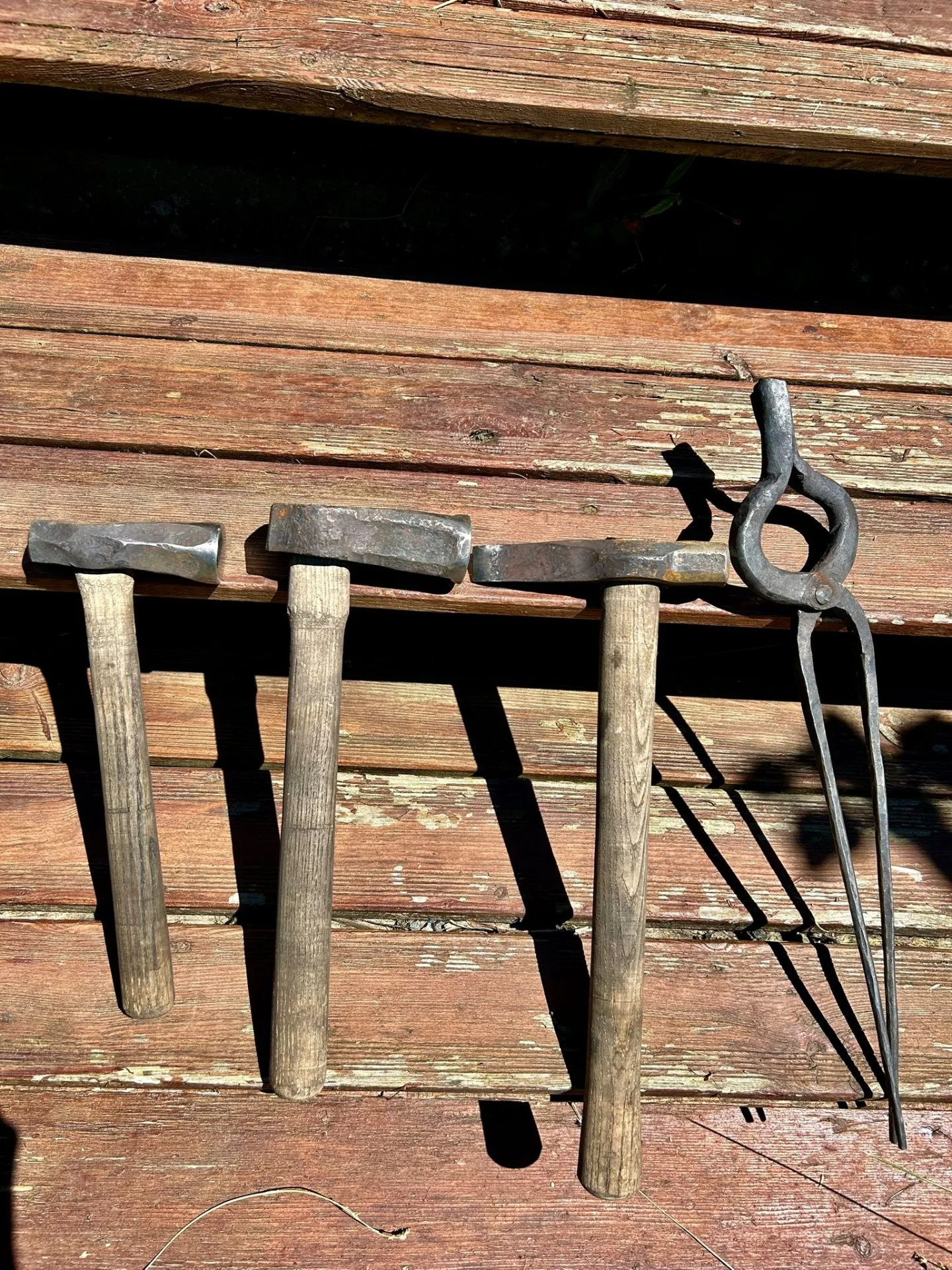 Marteaux de forge et tenailles, forgés main à l'atelier