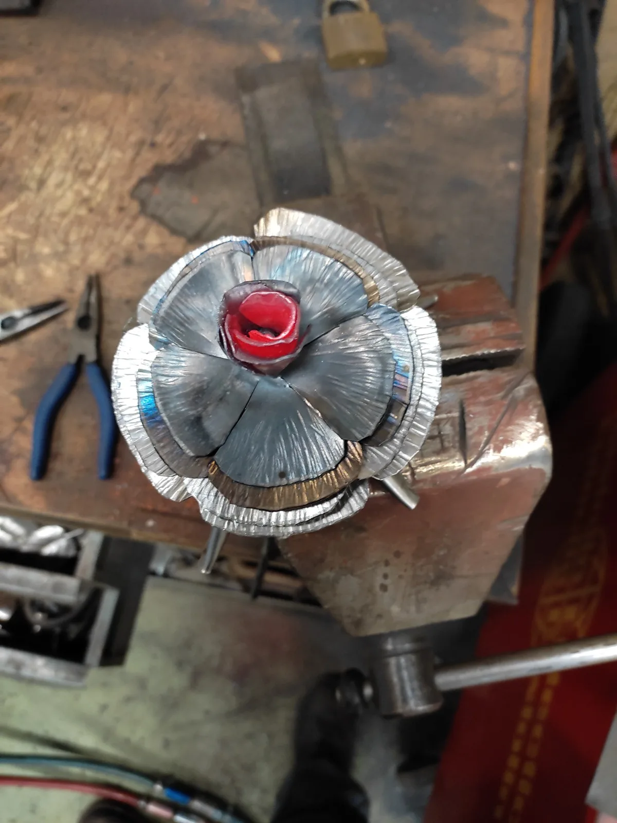 Rose en acier à cœur rouge, forgée et martelée à la main