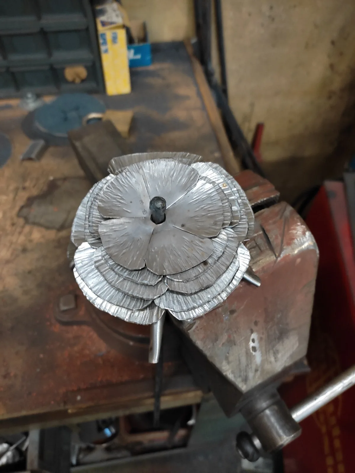 Rose en acier forgé, pièce unique façonnée à la main