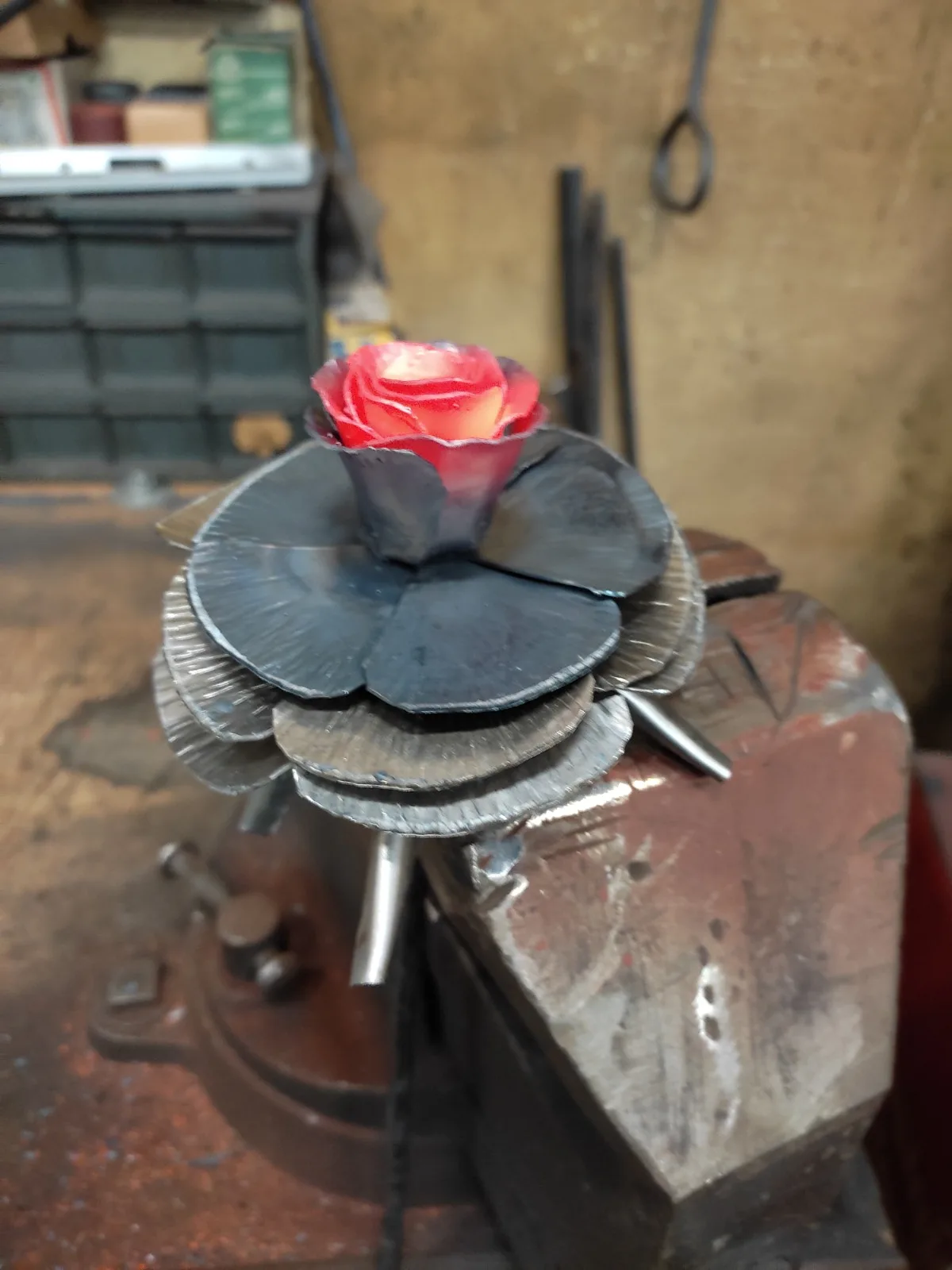 Rose en acier, motif différent à chaque pièce