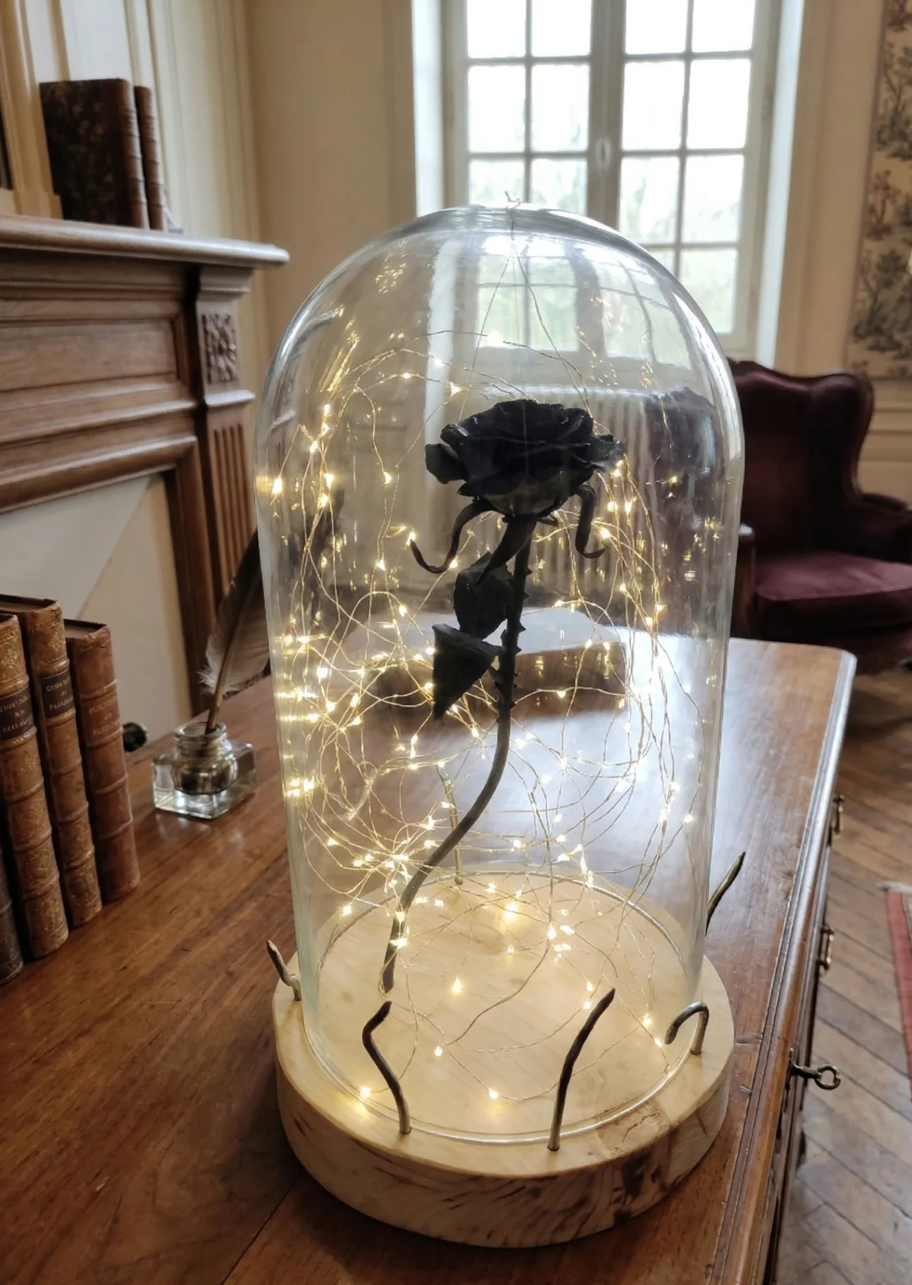 Rose éternelle sous cloche en verre — patine noire